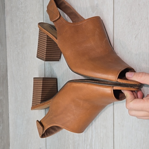 Clarks Collection  Women's Soft Cushion Peep Toe Heels Shoes Sz 10M - Picture 8 of 12